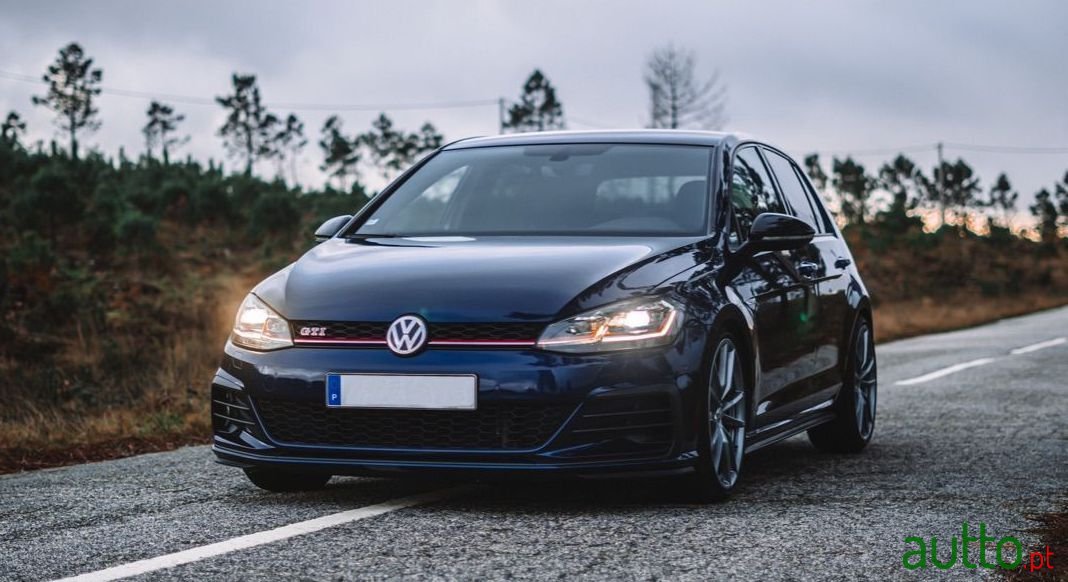 2017' Volkswagen Golf photo #2