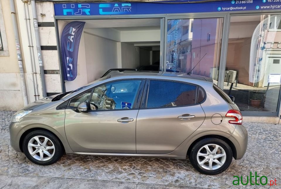 2012' Peugeot 208 photo #3