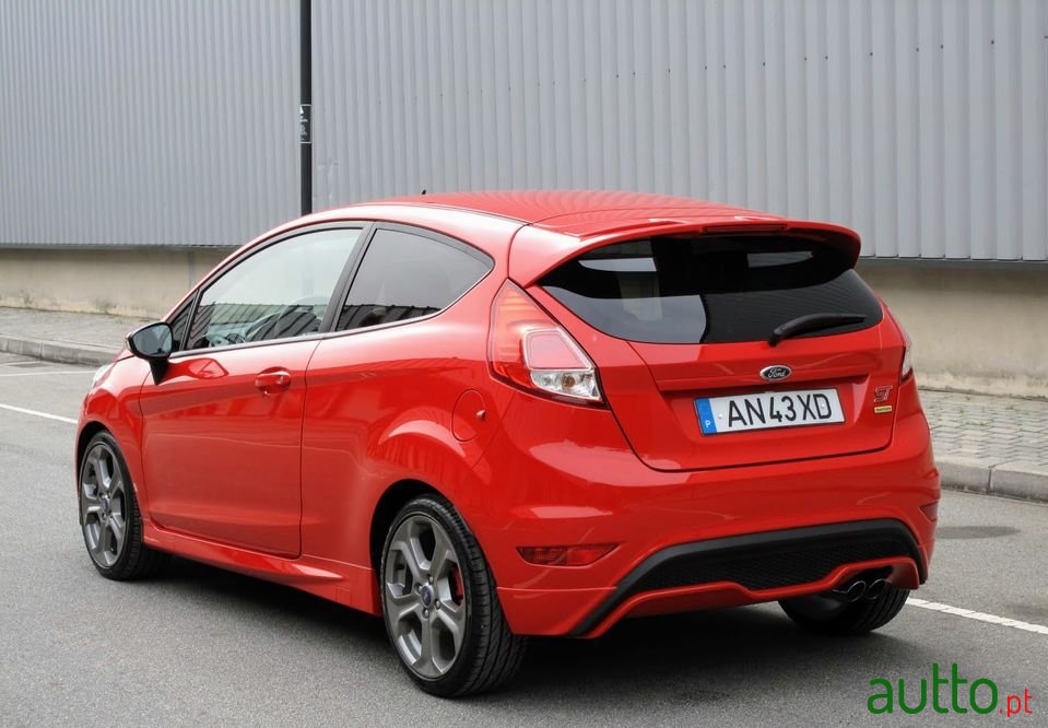 2013' Ford Fiesta photo #2