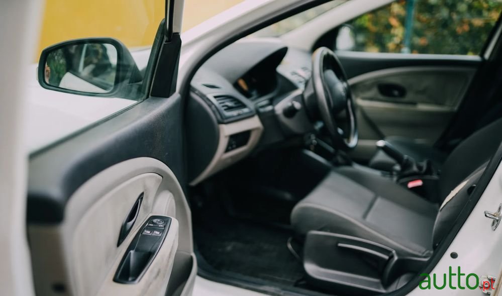 2010' Renault Megane photo #5