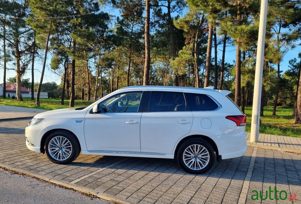 2019' Mitsubishi Outlander 2.4 Phev Ice Edition photo #2