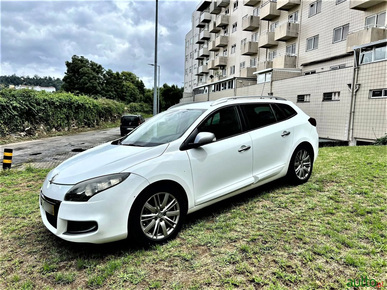 2010' Renault Megane Sport Tourer photo #3