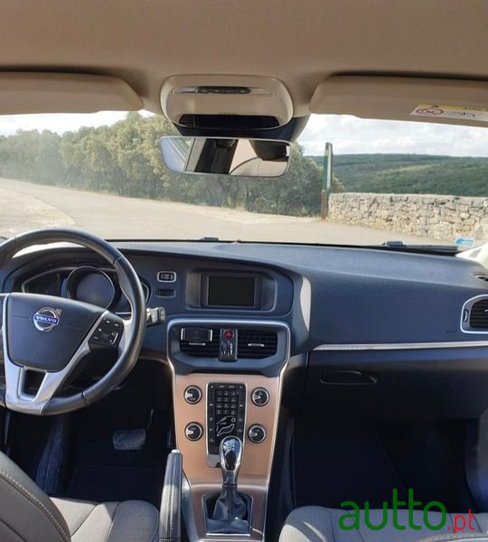 2015' Volvo V40 Cross Country photo #5