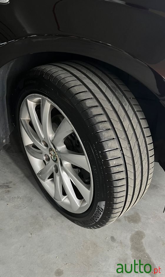 2010' Alfa Romeo Giulietta photo #6