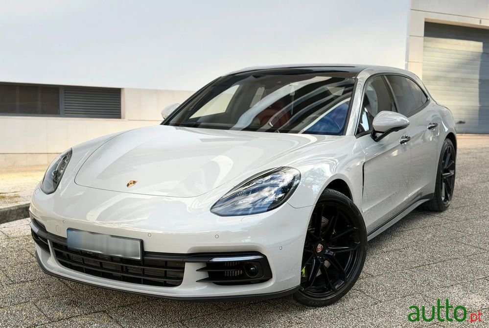 2018' Porsche Panamera Sport Turismo photo #1