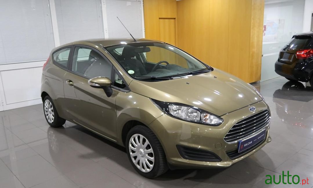 2013' Ford Fiesta photo #2