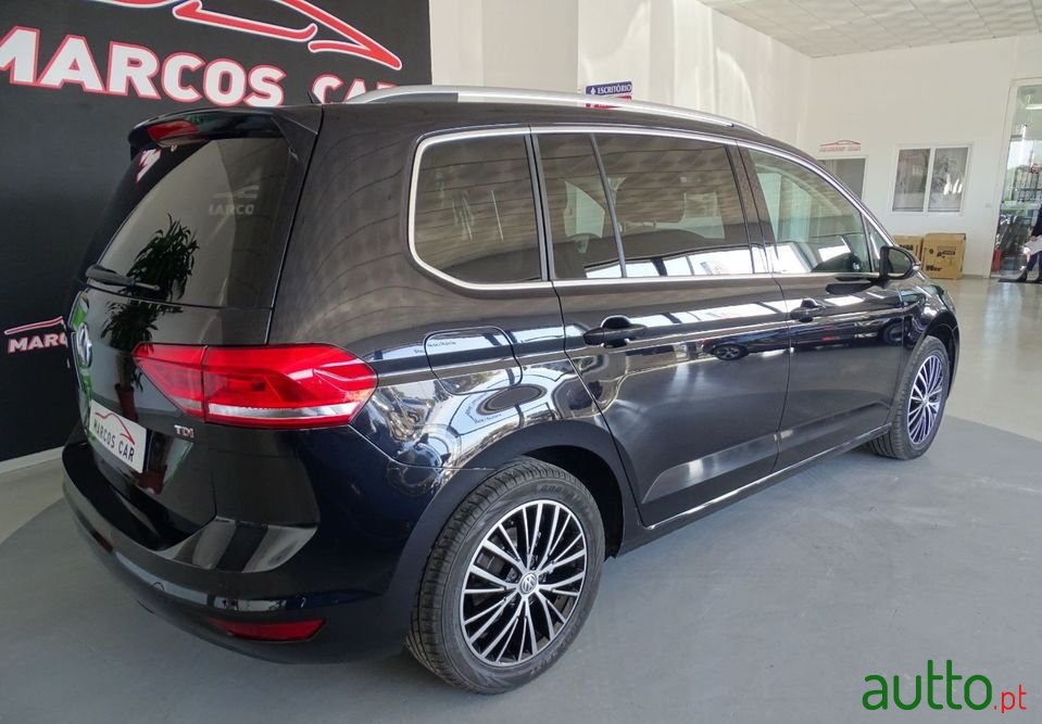 2019' Volkswagen Touran photo #5