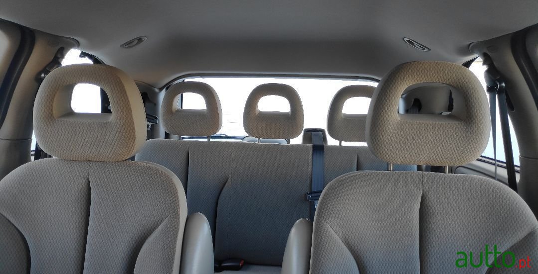 2004' Chrysler Voyager photo #5