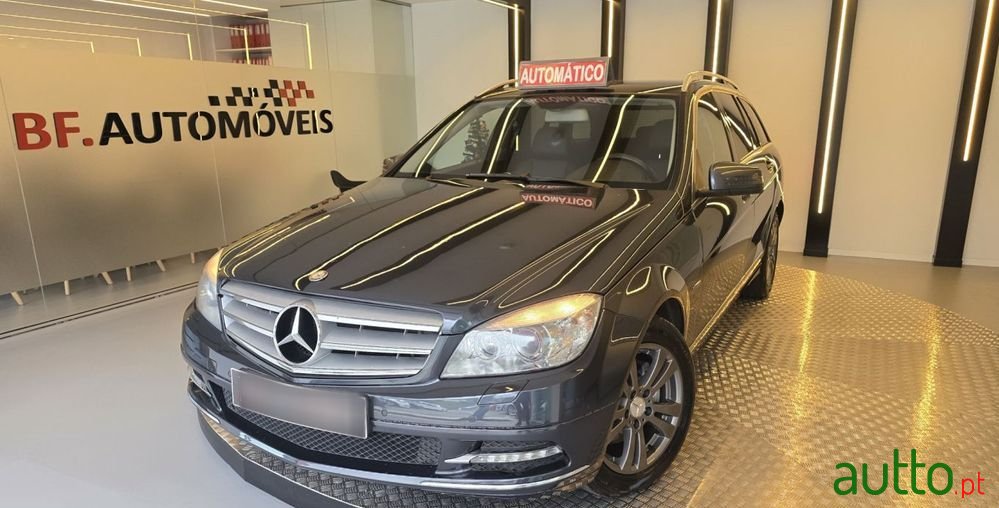 2010' Mercedes-Benz Classe C photo #2