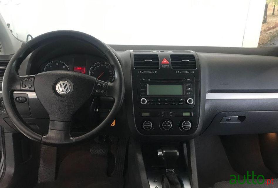 2005' Volkswagen Golf photo #3