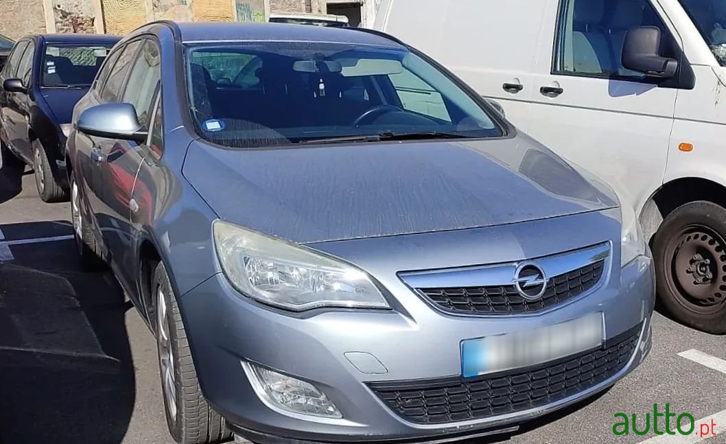 2011' Opel Astra Sports Tourer photo #3