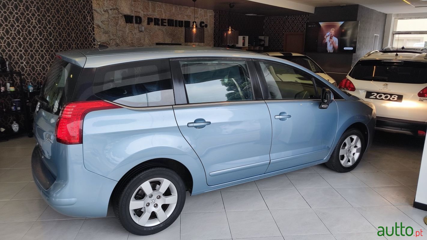 2010' Peugeot 5008 photo #2