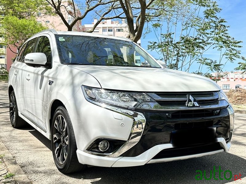 2016' Mitsubishi Outlander photo #4