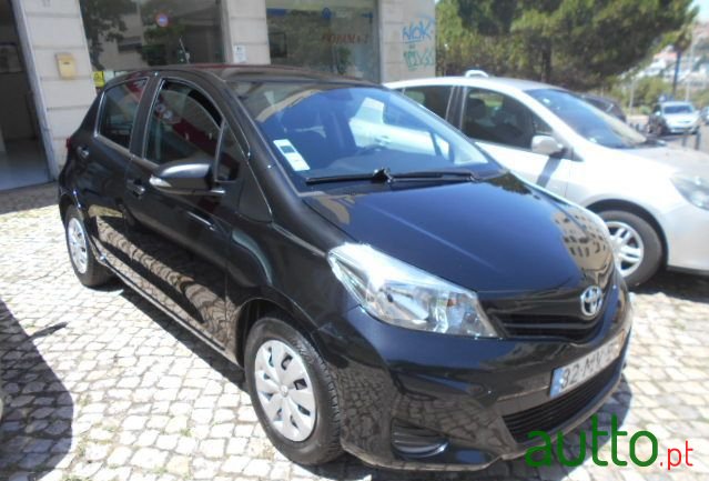 2012' Toyota Yaris Comfort photo #2