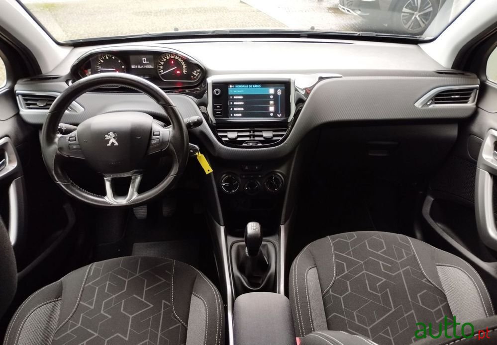 2017' Peugeot 2008 photo #6