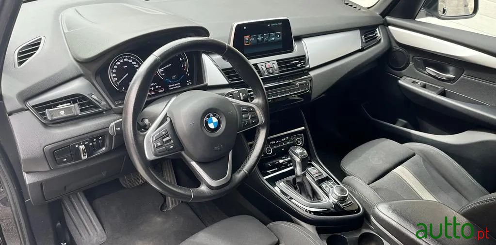 2018' BMW 225Xe Active Tourer photo #6