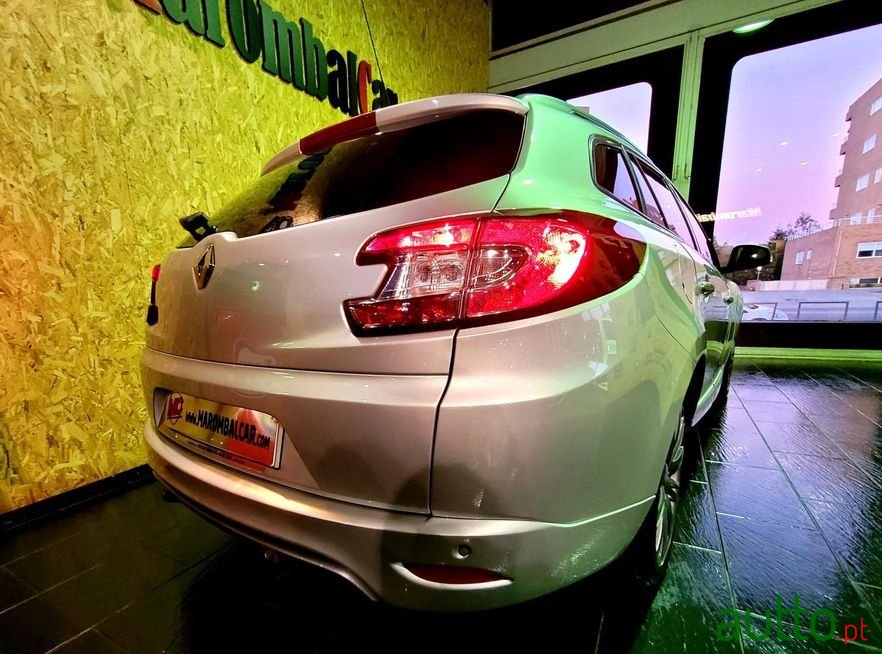 2012' Renault Megane Sport Tourer photo #2