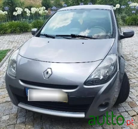2011' Renault Clio photo #3