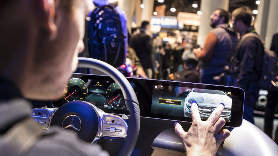 Mercedes' new 3D infotainment has AI, will take you to three-word destinations