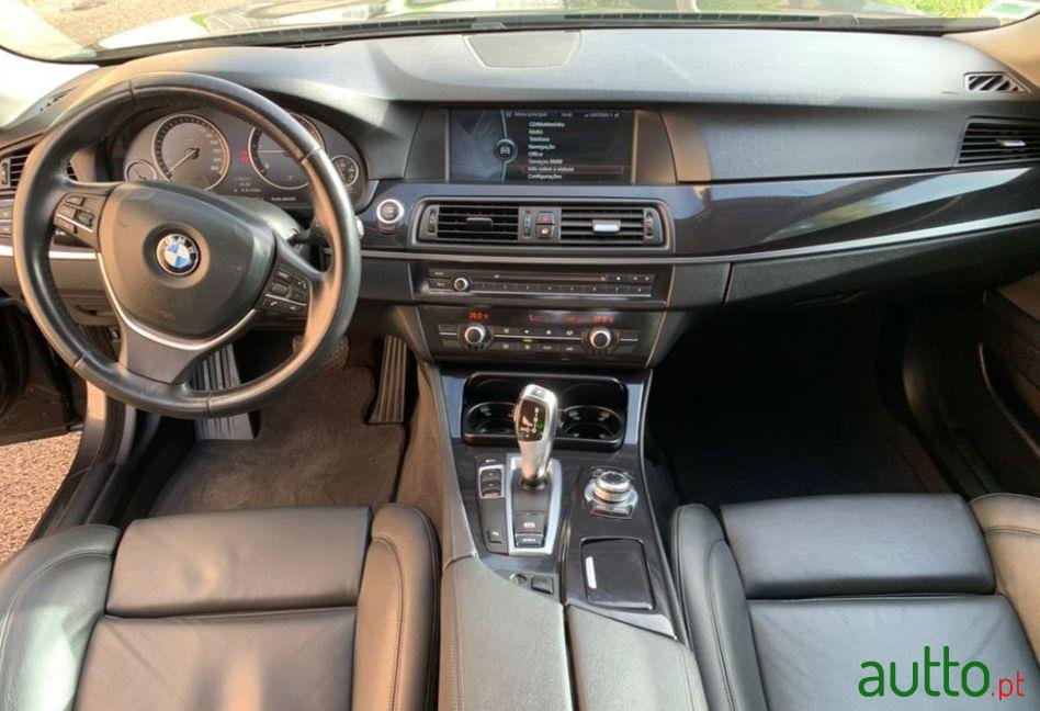 2011' BMW 520 photo #3