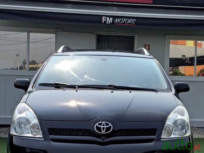 2006' Toyota Corolla Verso 2.2 D-4D Sol photo #6