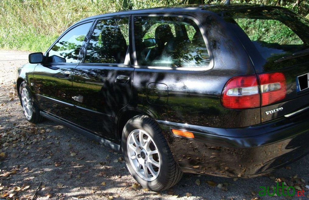 2002' Volvo V40 1.9 D Cr photo #1