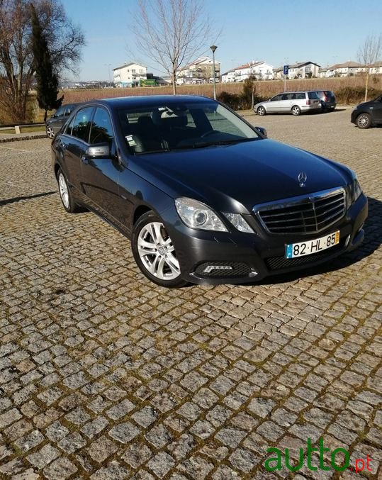 2009' Mercedes-Benz E-250 photo #1