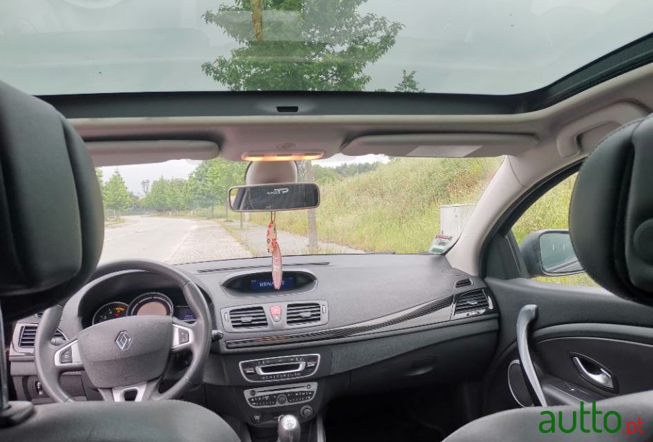 2011' Renault Megane Coupe photo #3