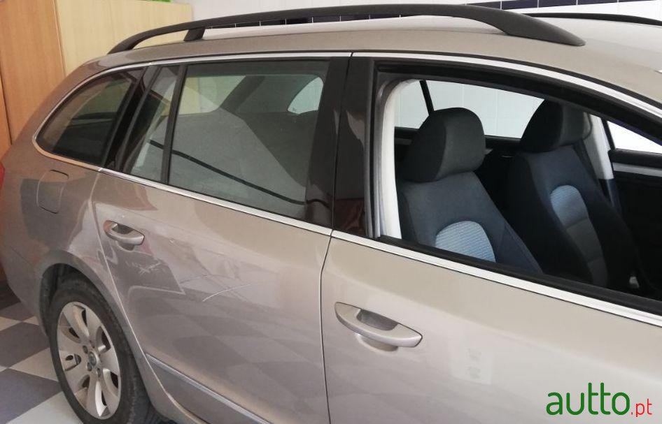 2011' Skoda Superb Break photo #4