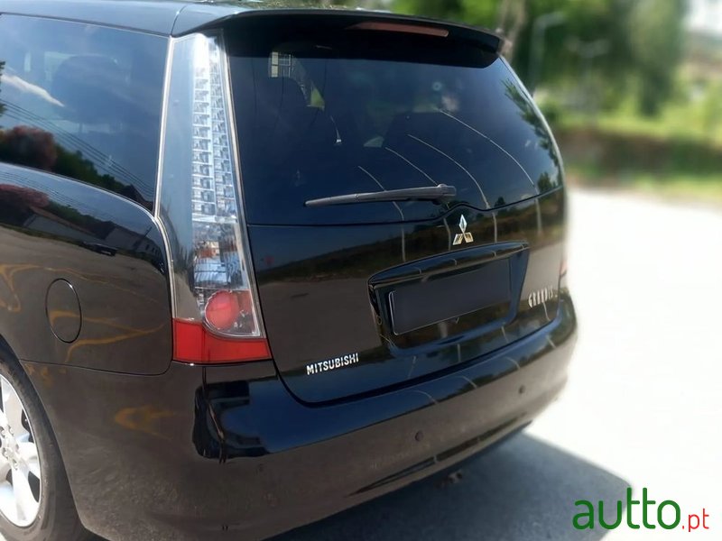 2008' Mitsubishi Grandis photo #5