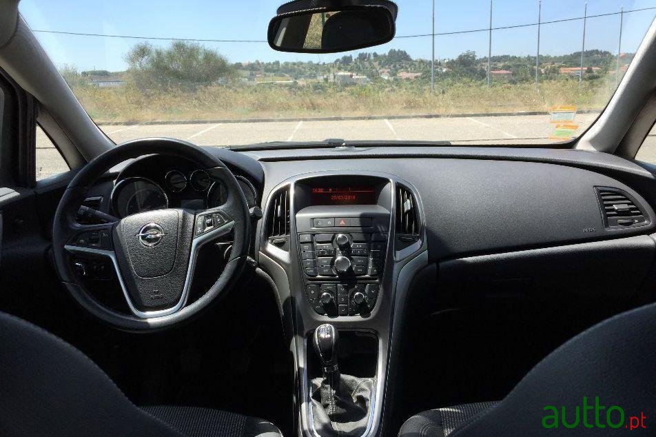 2011' Opel Astra photo #2