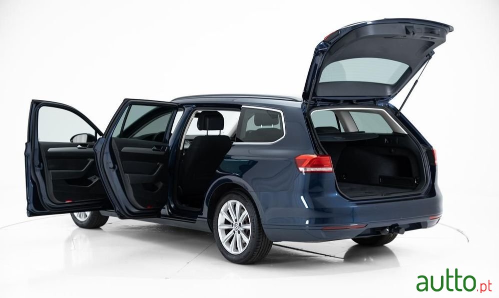 2017' Volkswagen Passat Variant photo #5