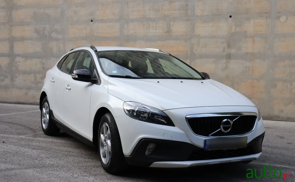 2017' Volvo V40 Cross Country photo #1
