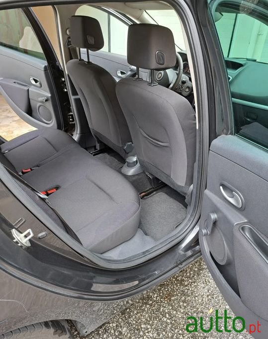 2008' Renault Clio photo #3