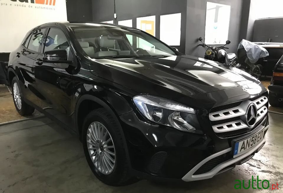 2018' Mercedes-Benz Gla-180 photo #2