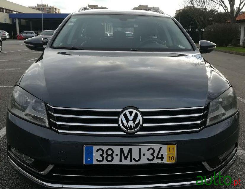 2011' Volkswagen Passat Variant photo #2