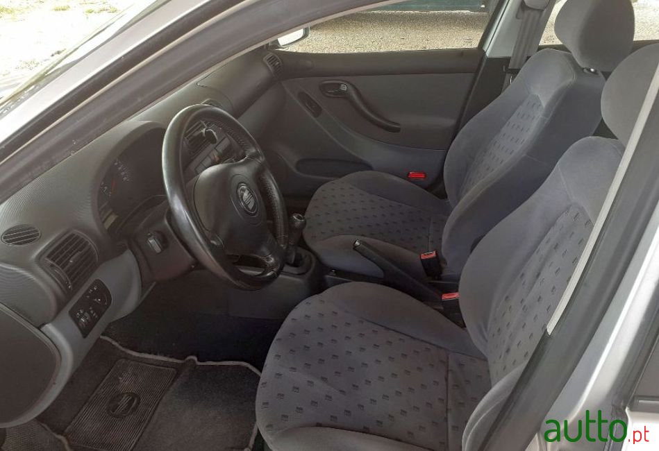 2002' SEAT Toledo photo #5