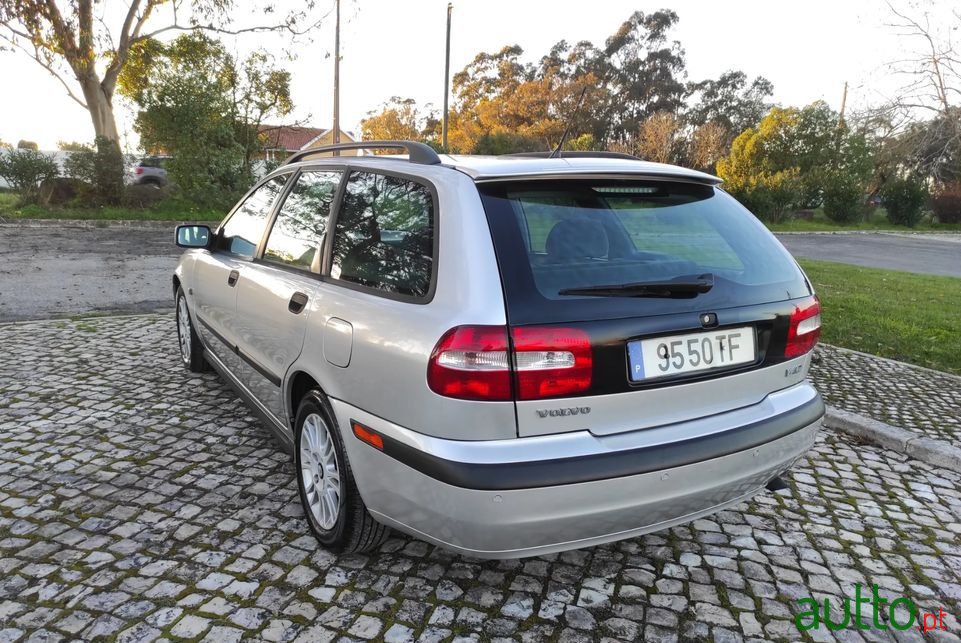 2002' Volvo V40 photo #4