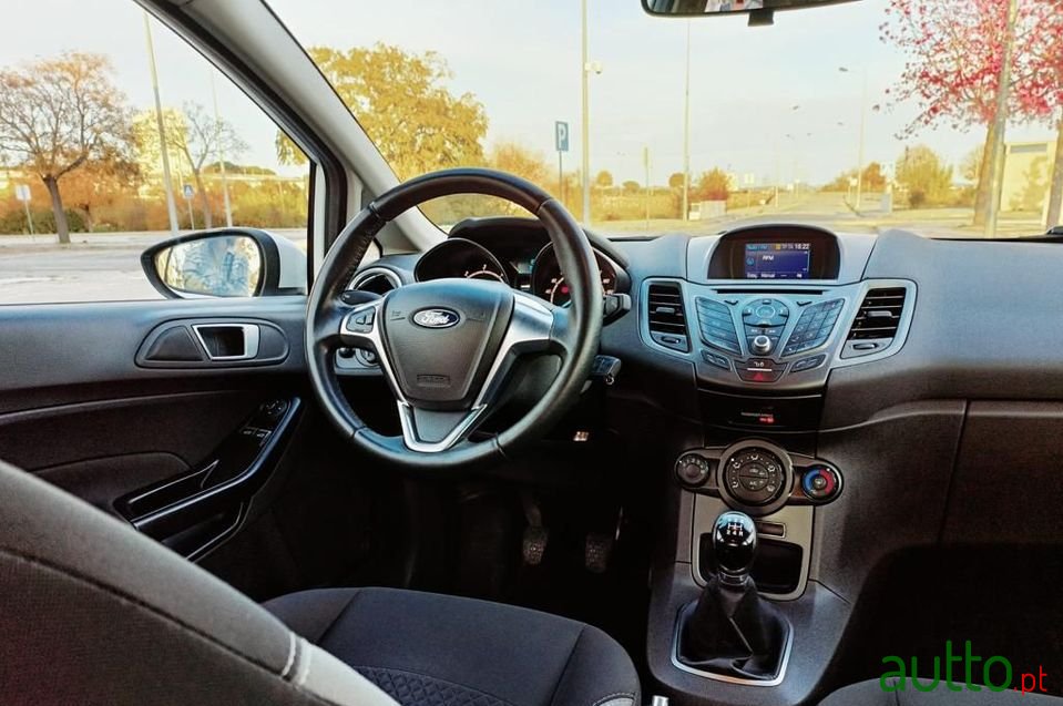 2015' Ford Fiesta photo #4