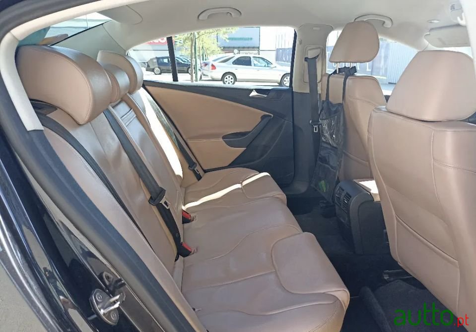 2008' Volkswagen Passat photo #5