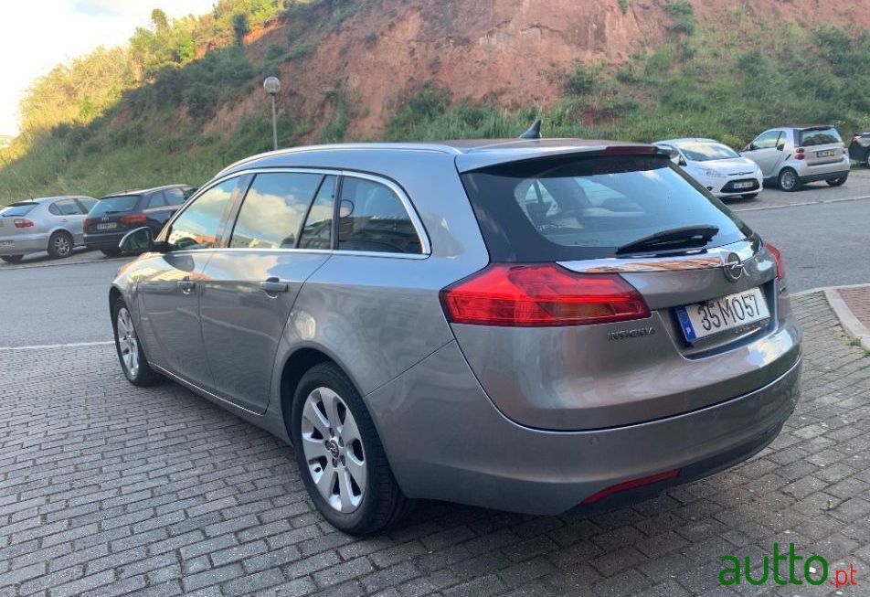 2011' Opel Insignia Sport Tourer photo #2