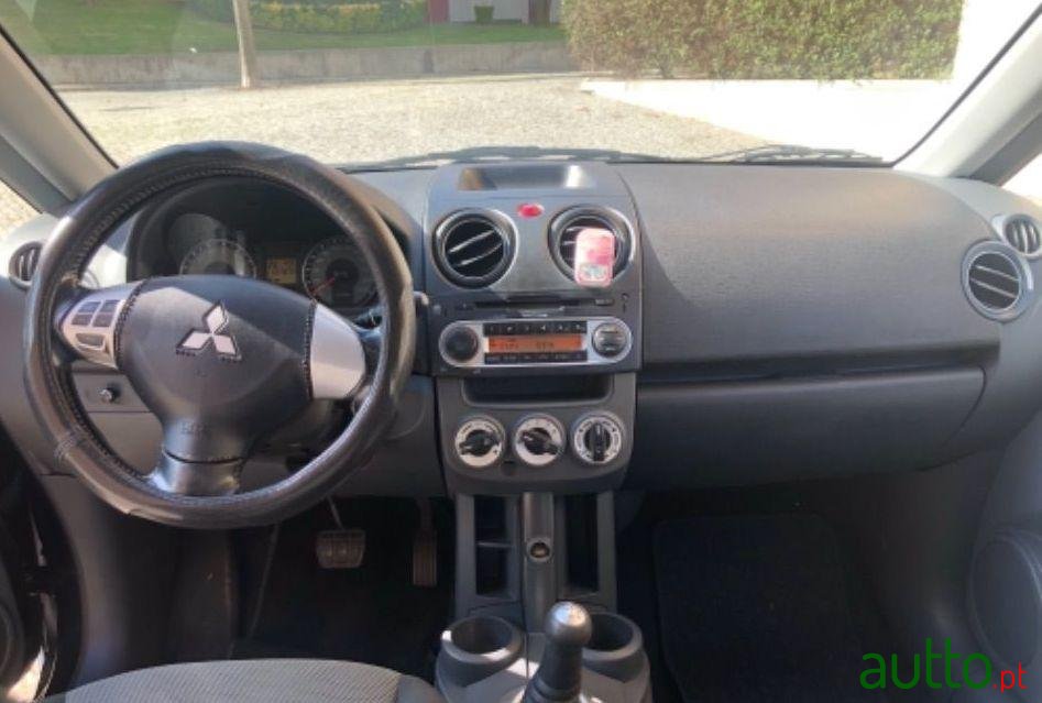 2011' Mitsubishi Colt photo #2