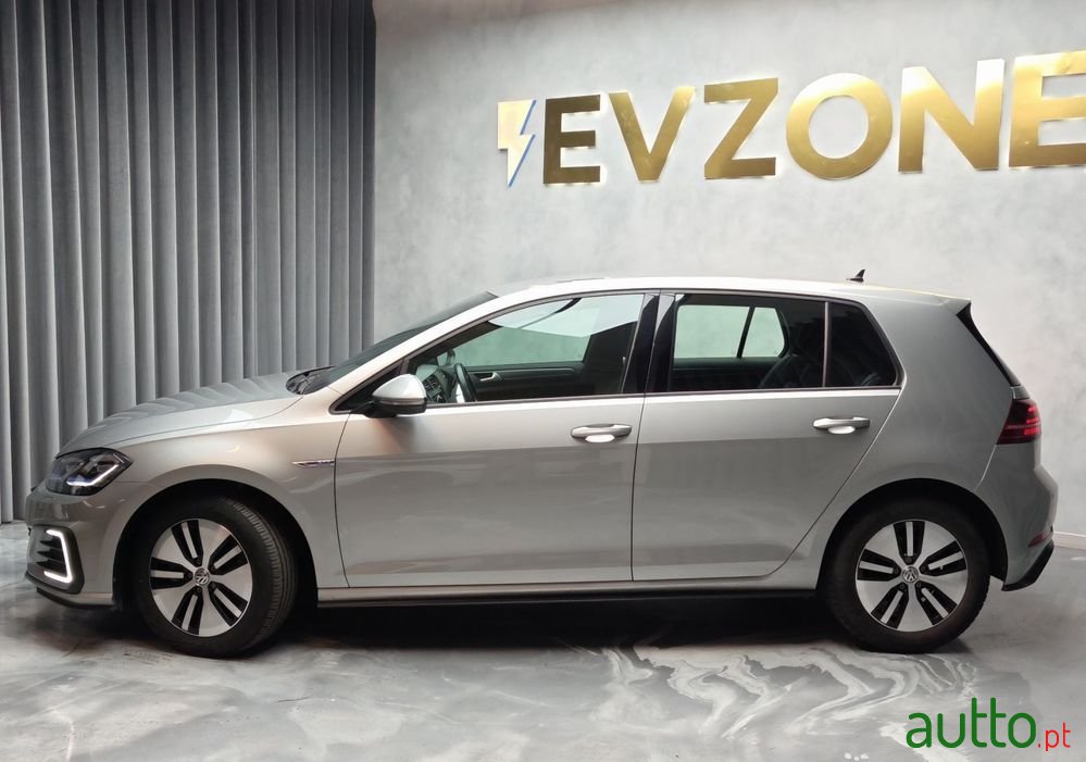 2018' Volkswagen Golf photo #4