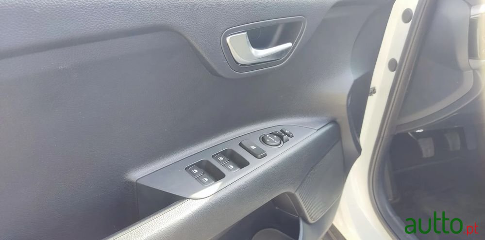 2024' Kia Stonic 1.0 T-Gdi Drive photo #5