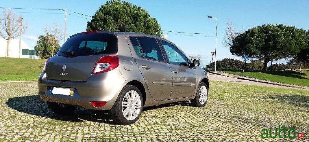 2012' Renault Clio photo #1