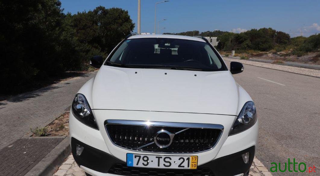 2017' Volvo V40 Cross Country photo #2