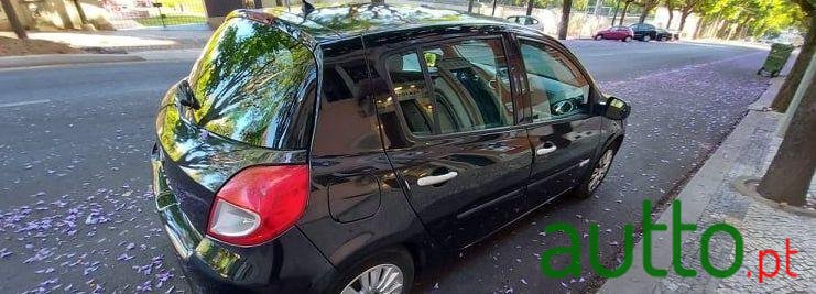 2012' Renault Clio photo #2