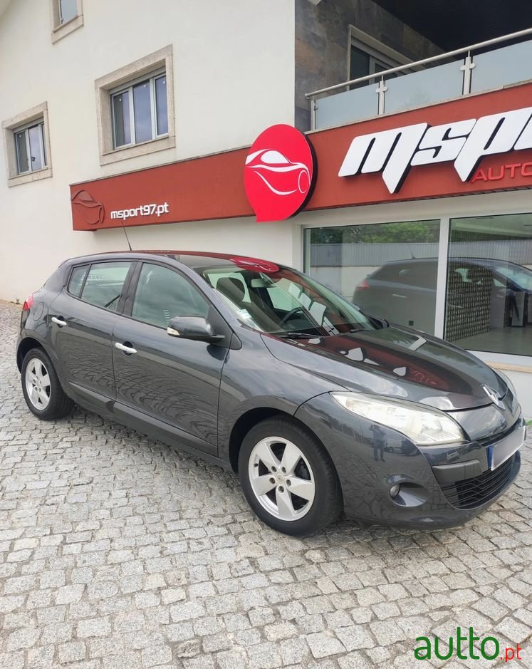 2010' Renault Megane photo #2