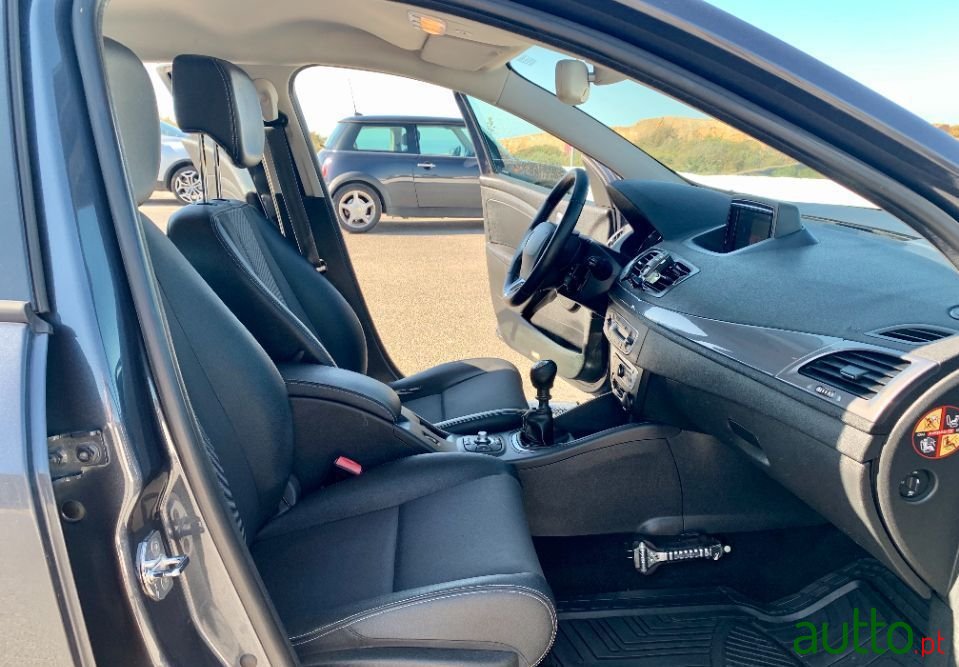 2015' Renault Megane Sport Tourer photo #5