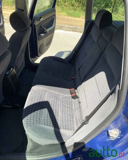 2001' Volkswagen Passat photo #2